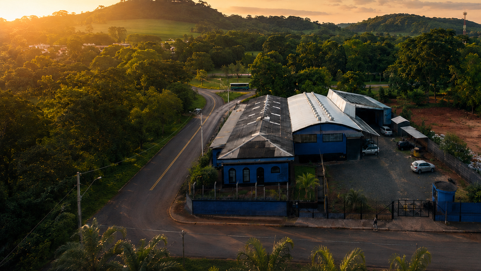Vista aérea da fábrica Alumax Distribuidora ao entardecer